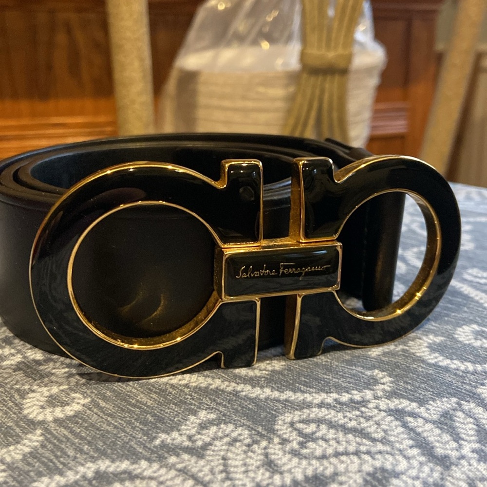 Missing buckle prong Black/Gold Salvatore Ferragamo belt (size 44)